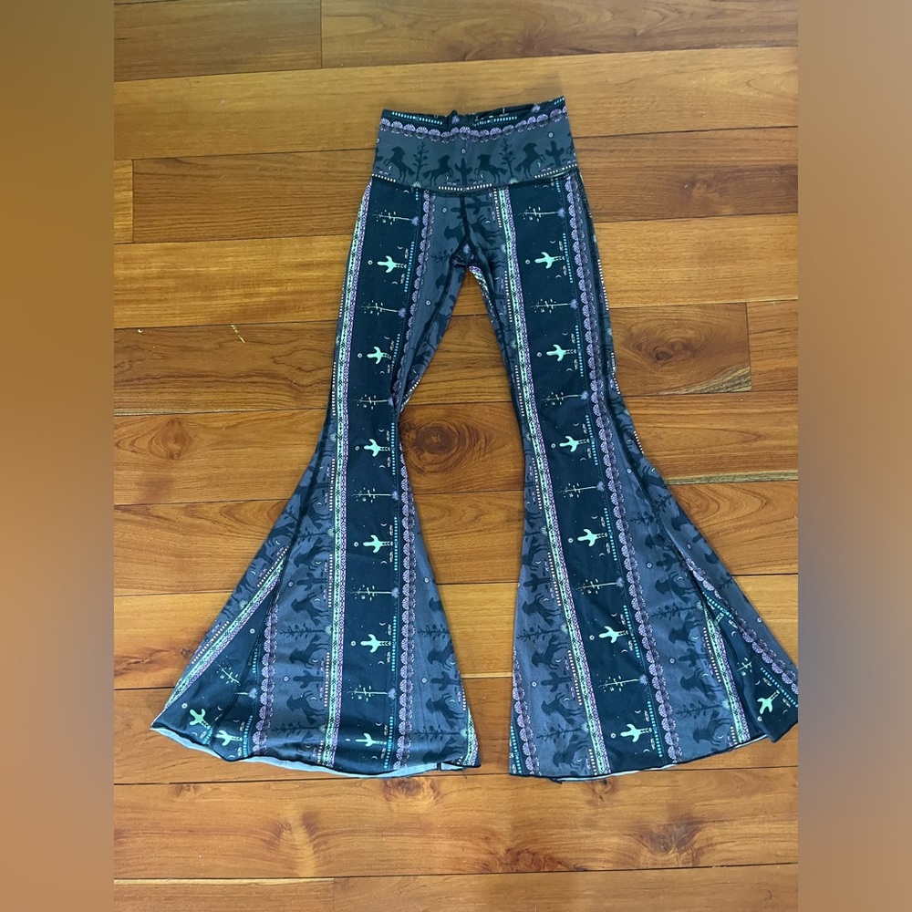 Brand NWOT TEEKI yoga bell bottom hot pants size S